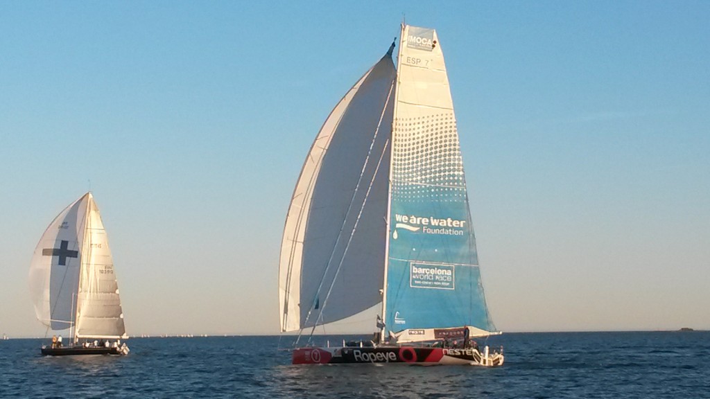 Ensimmäinen Imoca Open60 vene Suomen vesillä. Taustalla Blue Nights, joka sekään ei ole mikään pikkuvene...